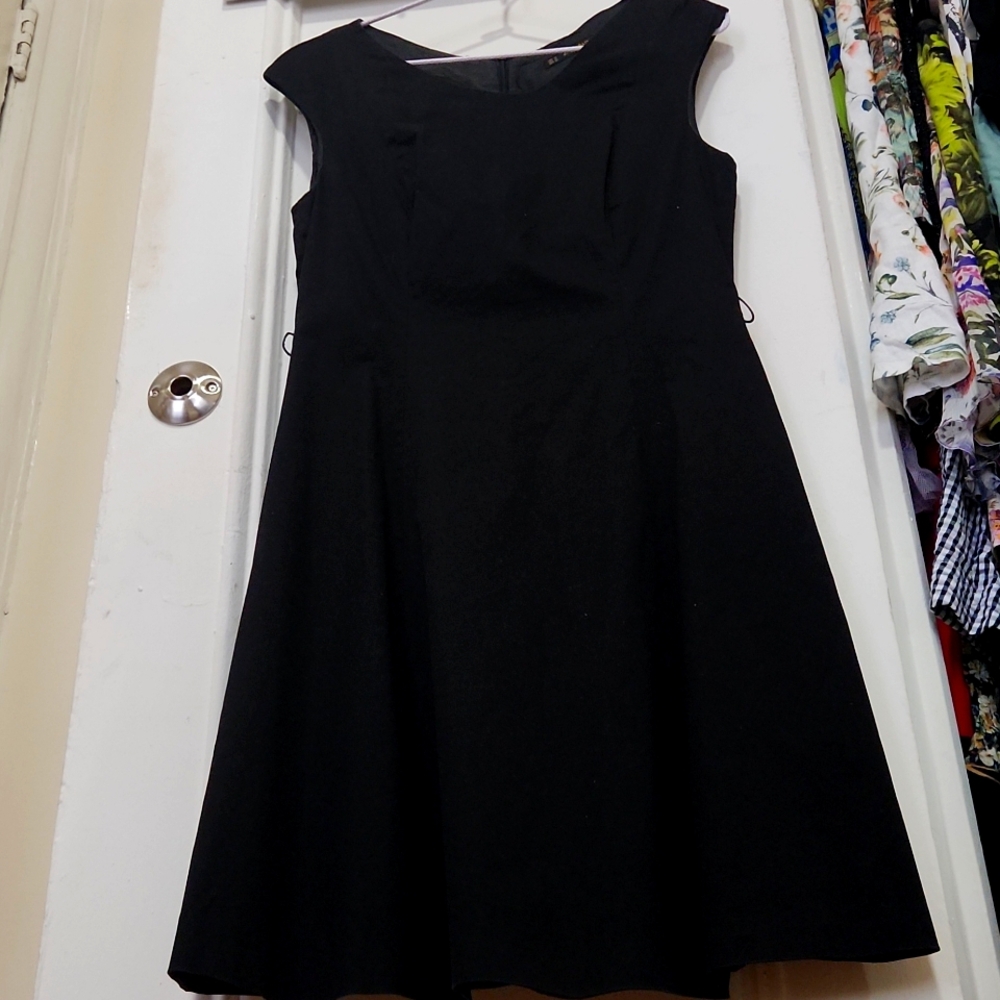 Elegant Black Dress - Picture 3 of 3